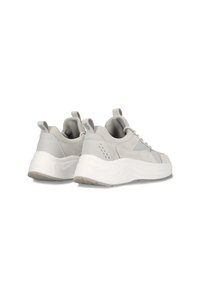 Graue Wildleder- und Mesh-Sneaker mit einer dicken weißen Zwischensohle, runder Zehenform und Ziehlaschen an der Ferse für ein einfaches Anziehen.