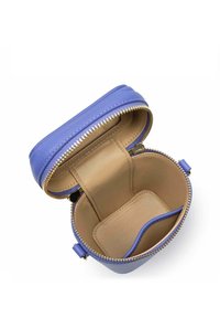 Ronde, harde tas van textuur geperforeerd lichtblauw leer met een gouden rits. Binnenin is de tas beige met een klein zakje en een gladde afwerking.