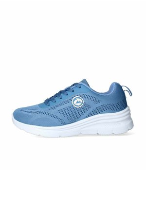 Scarpa sportiva azzurro chiaro con tomaia in rete, suola in gomma bianca, punta arrotondata e design con lacci. Presenta il logo sul lato esterno.