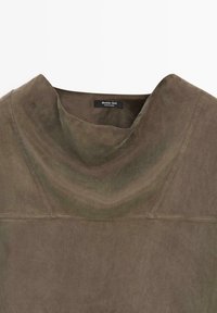 Bruine suède hoge hals kledingstuk met zichtbare stiksels en een "Massimo Dutti" label aan de binnenkant van de kraag.