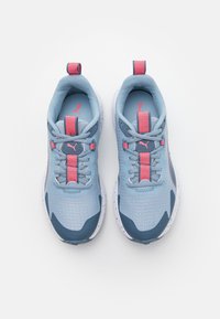 Scarpe da atletica di colore blu chiaro con accenti rosa, sovrapposizione in rete, collo imbottito e suola testurizzata; presenta un logo e dettagli in blu scuro a contrasto.