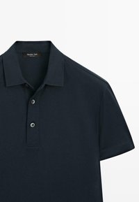 Dunkelblaues kurzärmeliges Poloshirt mit Kragen und drei Knöpfen, mit dem Label Massimo Dutti, vor weißem Hintergrund dargestellt.