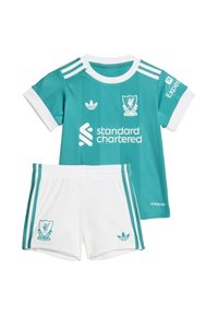 Turkusowa koszulka piłkarska Liverpoolu z białym kołnierzykiem i wykończeniami rękawów, białe spodenki z turkusowymi paskami, loga klubu i sponsora na obu elementach.