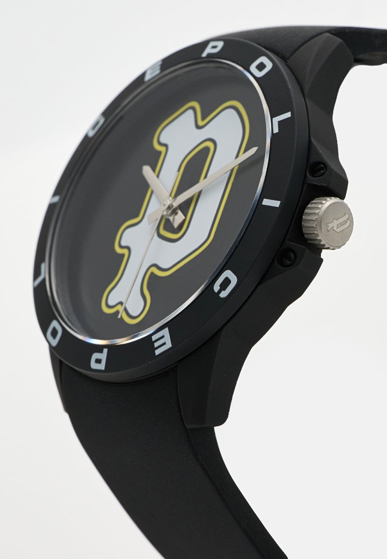 Reloj de pulsera negro con el logotipo "P" en blanco y amarillo en la carátula, corona plateada con el logotipo y correa negra; el bisel muestra las letras "P O L E".