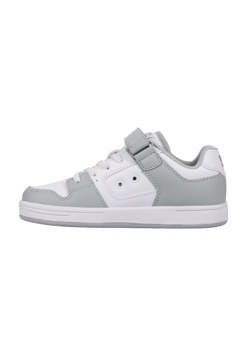 Graue und weiße Sneakers mit einem strukturierten Lederoberteil, Schnürverschluss und einem Klettverschluss. Verfügt über kleine Löcher zur Belüftung und eine Gummisohle.
