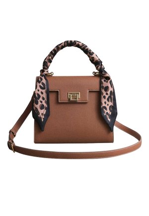 Ruda tekstūruota rankinė su struktūrizuota forma, ant rankenos sujuosta juoda ir ruda leopardų rašto šalikėliu, su auksinėmis detalėmis.