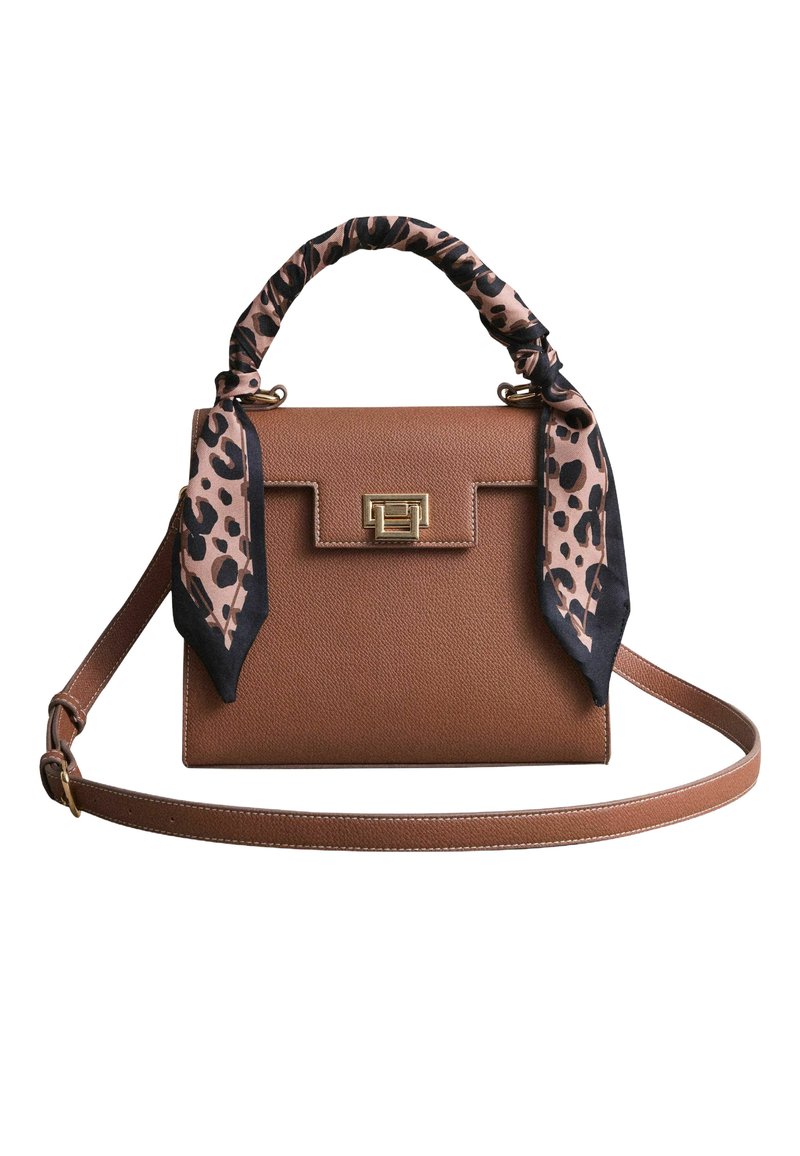 Brązowa torebka o fakturze, w strukturalnym kształcie, z czarno-brązowym szalem w leopardzie wzór związanym wokół uchwytu oraz złotymi akcentami.