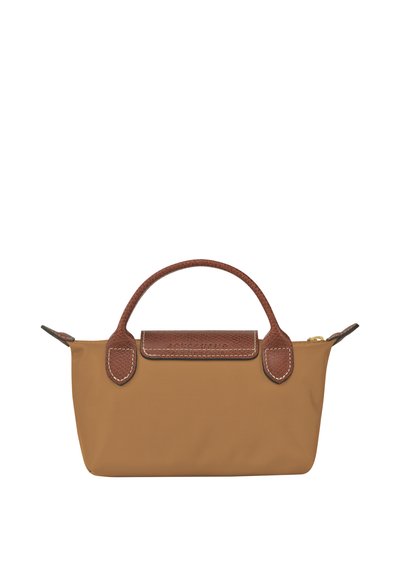 Tasche aus tanfarbenem Nylon mit braunen Lederelementen, strukturierte Form, zwei kurze Griffe und ein Reißverschluss mit einem Leder-Logo-Patch.