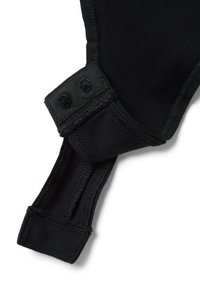 Verstelbare zwarte stoffen riem met twee drukknopen en verstevigde stiksels, ontworpen voor veilige bevestiging en flexibiliteit.