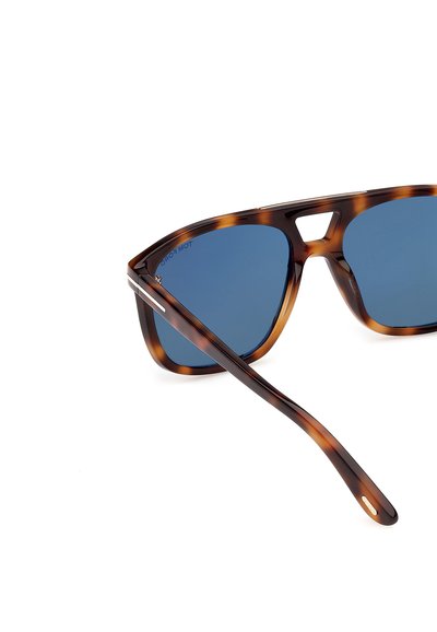 Brille med skildpaddebrille-stel og blåtonede linser, kantet stel og nøglehul-bro, vist fra en tæt, vinklet vinkel.