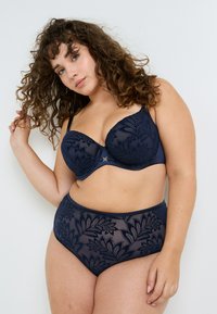Ensemble de soutien-gorge marine et culottes taille haute avec broderies florales, tissu lisse et soutien-gorge à armatures. Design élégant et moderne.
