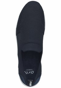 Marineblaue Slipper mit gestricktem Obermaterial, elastischem Riemen und weißer Gummisohle. Wenig Markenkennzeichnung auf der Innensohle und der Ferse.