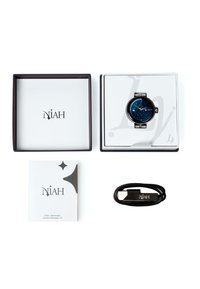 Montre connectée circulaire noire avec un cadran étoilé bleu dans une boîte. Comprend un livret d'instructions et un câble de chargement USB noir.