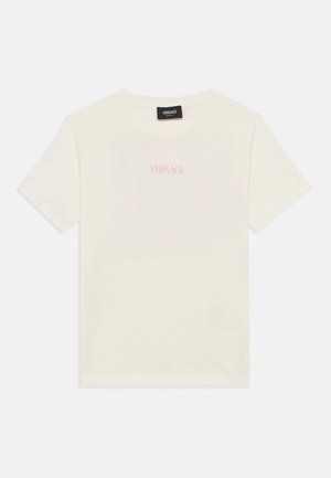Fehér rövid ujjú Versace póló környakkal és finom rózsaszín logóval a mellkason, lapos fehér háttéren bemutatva.