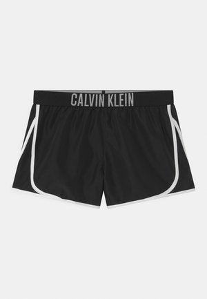 Czarne sportowe spodenki z białym akcentem i szarym paskiem z logo Calvin Klein. Wykonane z gładkiego, lekkiego materiału o prostym wzorze.