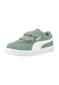 Baskets Puma vert et blanc avec deux sangles Velcro et semelle en caoutchouc blanche, présentées sous un léger angle sur un fond blanc.