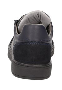 Schwarze Wildleder- und Leder-Sneaker mit glatter Oberfläche, grauem gepolstertem Schaft und kontrastierenden Nähten. Gepolsterte Zwischensohle und strukturierte Laufsohle.