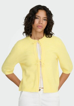 Cardigan tricoté jaune à manches courtes, col en V et liens à l'avant. Texture douce, ourlet côtelé et matière légère.