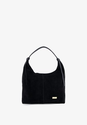 Czarna zamszowa torba na ramię z pojedynczym paskiem, o gładkiej fakturze i małym metalowym logo z przodu. Prosty, zaokrąglony kształt.
