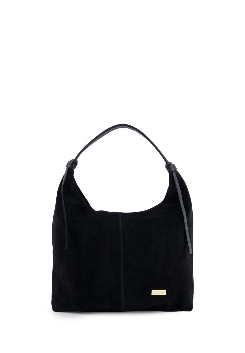 Czarna zamszowa torba na ramię z pojedynczym paskiem, o gładkiej fakturze i małym metalowym logo z przodu. Prosty, zaokrąglony kształt.