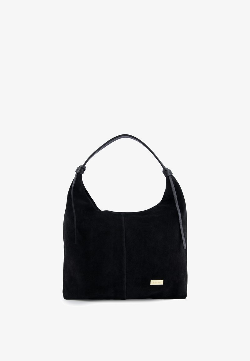 Czarna zamszowa torba na ramię z pojedynczym paskiem, o gładkiej fakturze i małym metalowym logo z przodu. Prosty, zaokrąglony kształt.