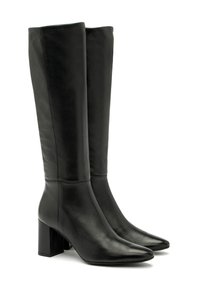 Czarne kozaki do kolan wykonane z gładkiej skóry z ostrym noskiem i słupkowym obcasem; charakteryzują się eleganckim wyglądem i brakiem widocznych elementów metalowych.