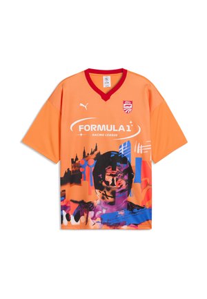 Pomarańczowa koszulka Orange Puma Formula 1 Racing League z czerwonym kołnierzem i abstrakcyjną grafiką kierowcy w kasku i panoramą miasta z przodu.