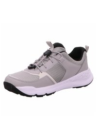 Baskets en gris clair avec une tige en tissu texturé, des lacets élastiques et une doublure intérieure noire. Présente une semelle blanche avec un motif hexagonal.