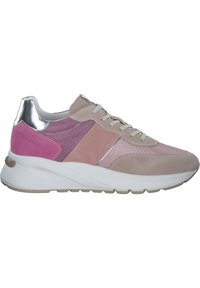 Letvægts sneaker med en blanding af pink og beige ruskind, mesh-paneler og sølvfarvede accenter. Har en polstret hvid sål for støtte.