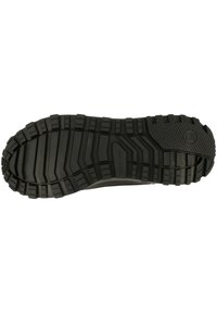 Svart gummisul med djupa mönster och upphöjda sektioner för bättre grepp. Har ett slätt centralt område och en präglad logotyp.