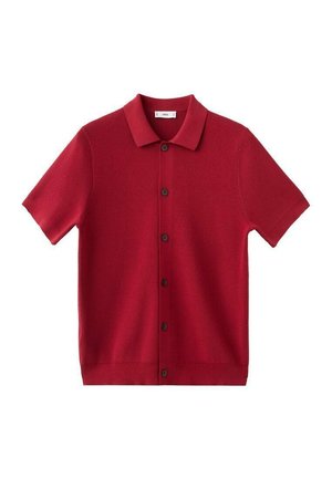 Polo rossa a maniche corte in tessuto a maglia, con colletto piatto, sette bottoni neri sul davanti e dettagli a coste sull'orlo.