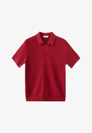 Polo rossa a maniche corte in tessuto a maglia, con colletto piatto, sette bottoni neri sul davanti e dettagli a coste sull'orlo.