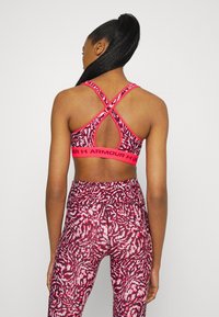 Under Armour CROSSBACK MID PRINT - Sutiã desportivo de suporte médio - penta pink/black rose