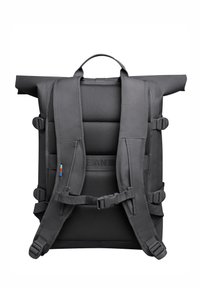 Czarny plecak typu roll-top z wyściełanym siatkowym tyłem, regulowanymi paskami i zapięciami na klamry. Teksturowana tkanina z subtelnym detalem znakowania.