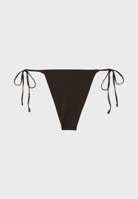 Bas de bikini noir avec liens latéraux sur un fond gris clair uni, montrant la vue de face du maillot de bain.