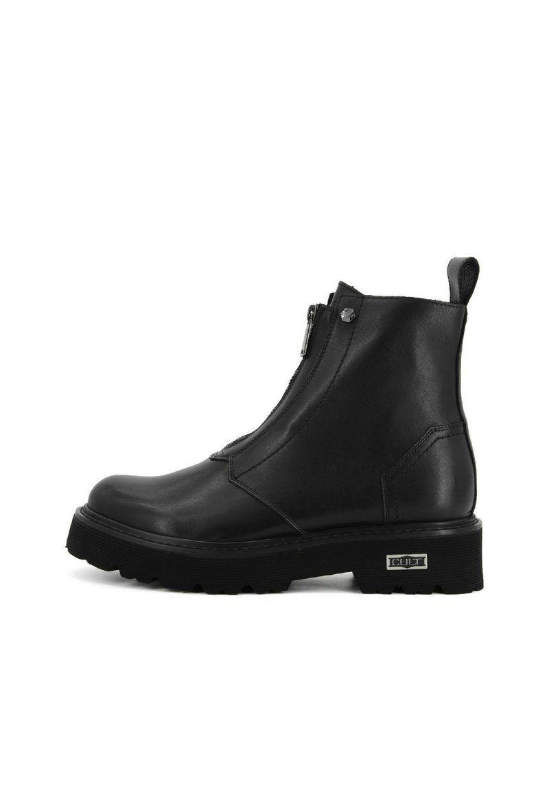 Stivali alla caviglia in pelle nera con zip laterale, suola piatta e accenti testurizzati. Dotati di un linguetta per una facile indossabilità.