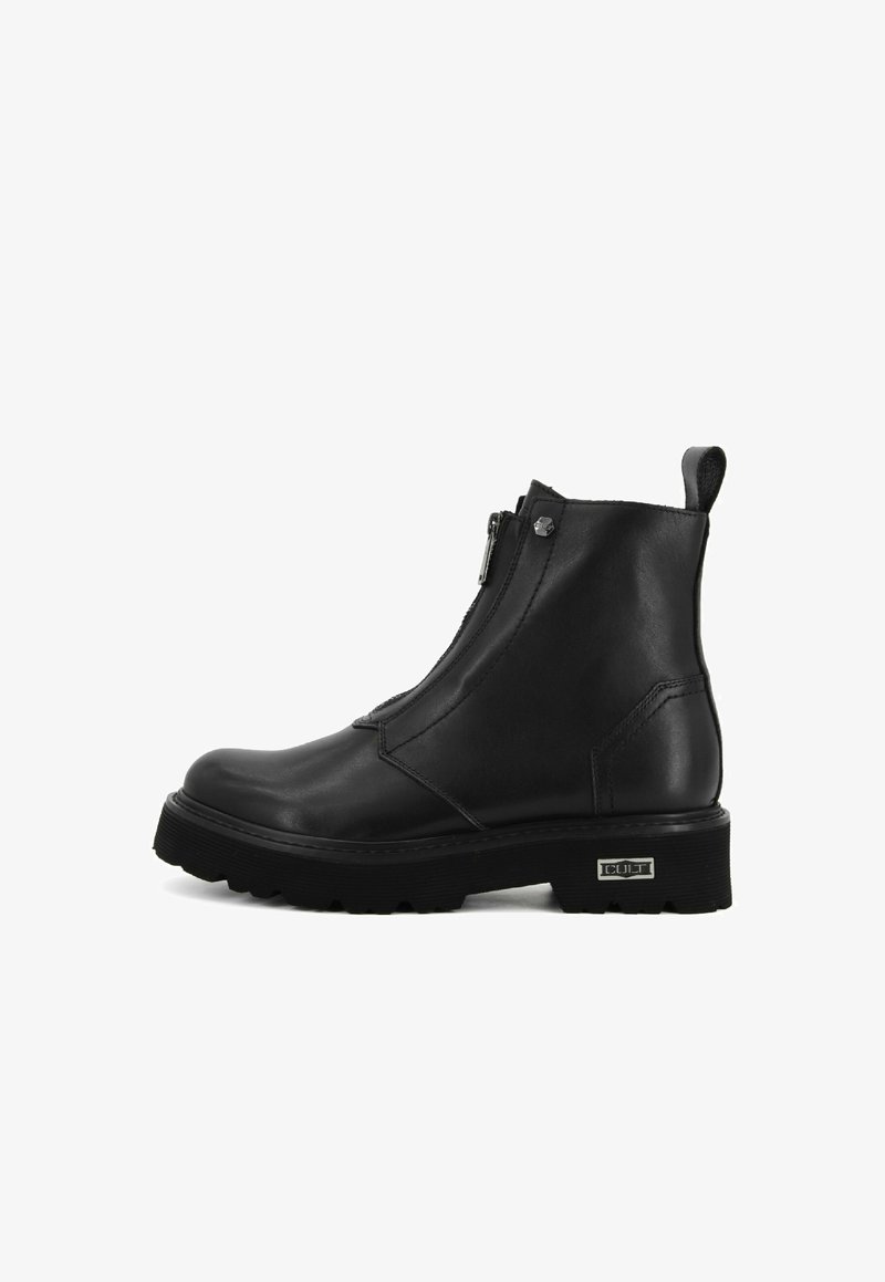 Stivali alla caviglia in pelle nera con zip laterale, suola piatta e accenti testurizzati. Dotati di un linguetta per una facile indossabilità.