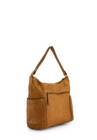 Taschen aus braunem Leder mit einem geflochtenen Schulterriemen, zwei vorderen Taschen und einem oberen Reißverschluss. Weiche Textur und schlichtes Design.