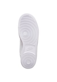 Vit sneakersula med cirkulära mönster och en framträdande Nike-logotyp. Texturen är jämn med kanter som har riller.