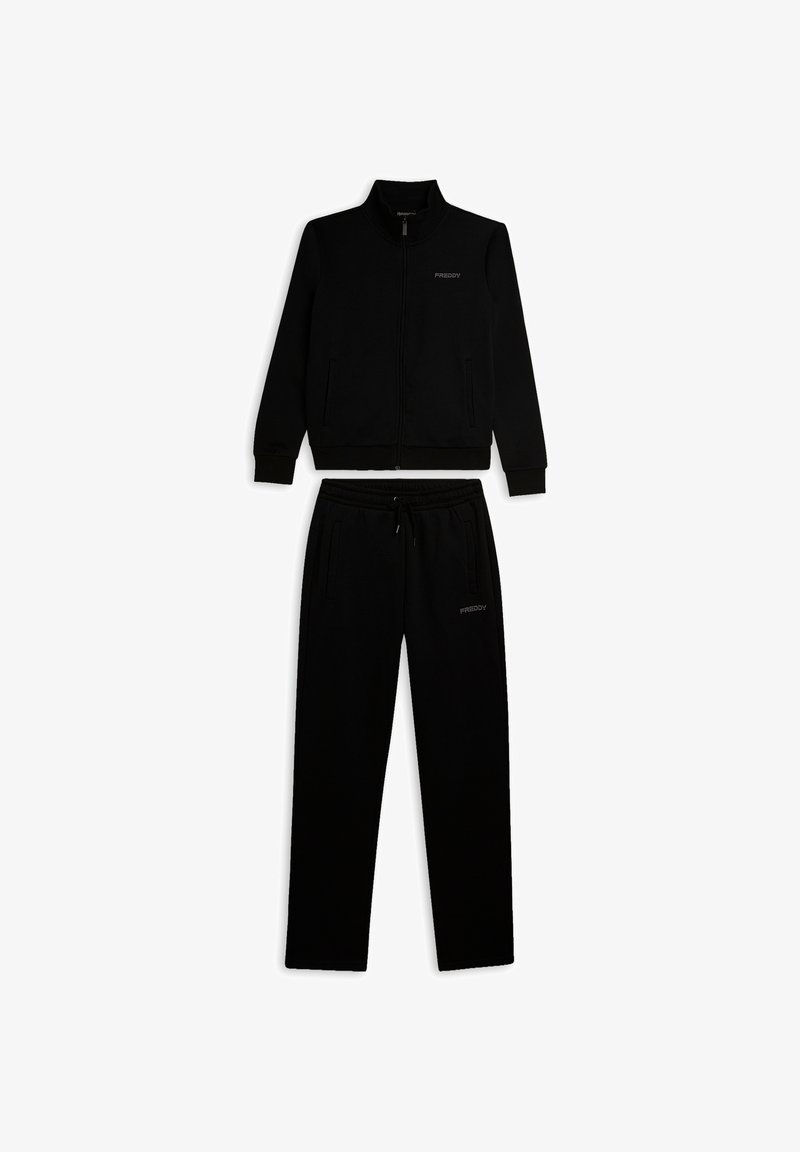 Conjunto de chándal negro hecho de tela suave. Chaqueta con cremallera y cuello alto, y pantalones de corte ajustado con cintura elástica. Detalle sutil del logo.