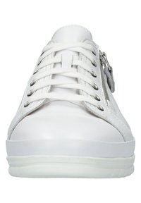 Baskets en cuir blanc avec des lacets plats, des œillets en métal et un détail de fermeture éclair sur le côté. Bout arrondi et semelle en caoutchouc texturée pour une meilleure adhérence.