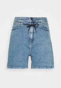 Ljusblå denimshorts med dragsko i midjan, två framfickor och rak passform med sydda fållar.