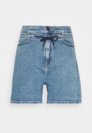 Vaaleansiniset farkkushortsit, joissa on nyöriviritys vyötäröllä, kaksi etutaskua ja suora leikkaus tikattuine helmoin.