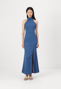 Rochie maxi albastră cu guler halter, prezentând o deschidere pe lateral, un corp ajustat și o fustă evazată, realizată dintr-un material elastic și fin.