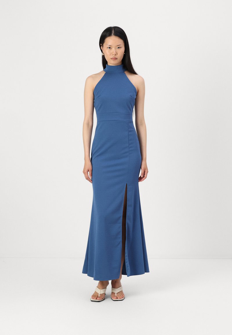 Rochie maxi albastră cu guler halter, prezentând o deschidere pe lateral, un corp ajustat și o fustă evazată, realizată dintr-un material elastic și fin.