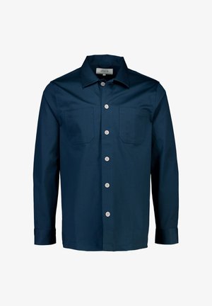 Chemise bleu marine à boutons, en tissu lisse, avec un col écarté, deux poches poitrine et des boutons blancs sur le devant et les poignets.