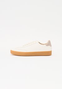 Sneaker bianca in pelle con suola in gomma, design con lacci e accentuazione in camoscio beige sul tallone. Finitura liscia e forma affusolata.