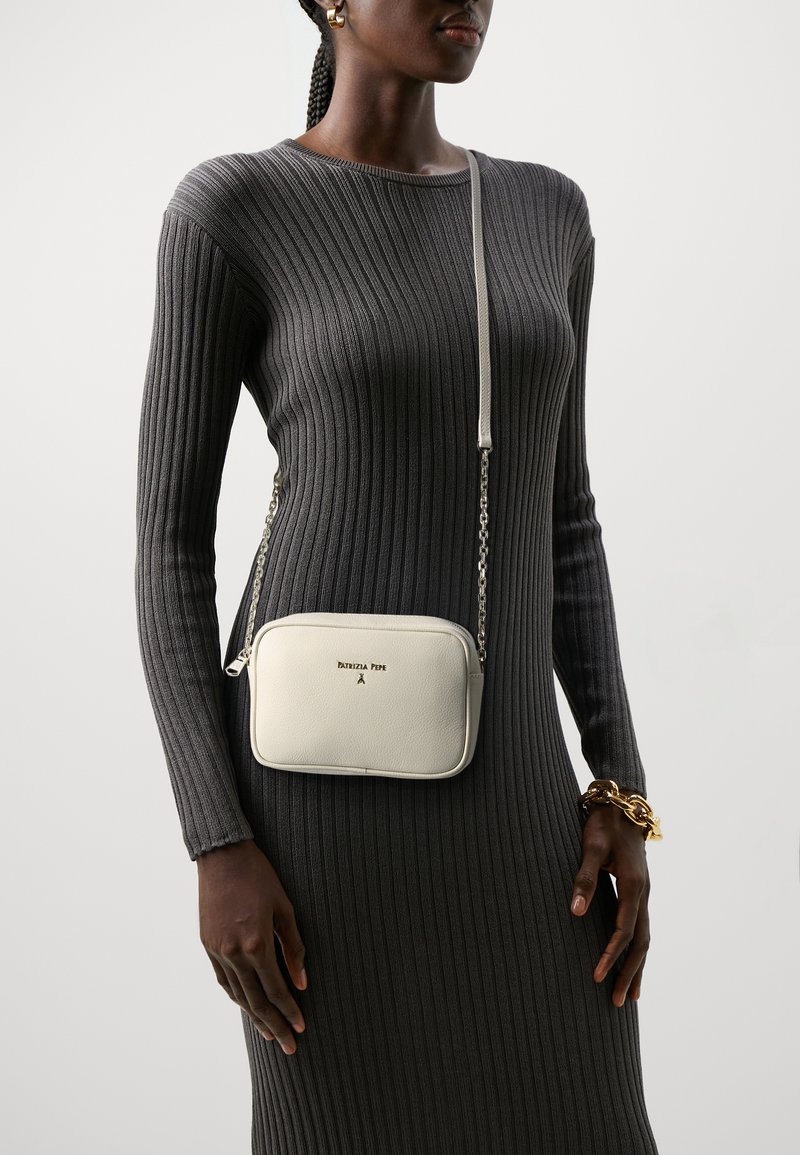 Patrizia Pepe HANDBAG - Bandolera - off white