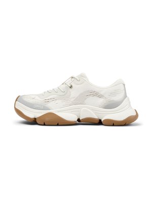 Baskets basses blanches et grises avec dessus texturé, fermeture à lacets, semelle épaisse segmentée marron et blanche, et logo "Camper" sur l'avant.