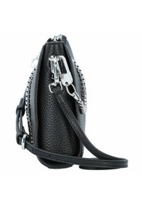 Borsa a mano in pelle nera con finitura testurizzata, caratterizzata da un dettaglio in catena argentata e una tracolla staccabile, chiusura a zip e hardware lucido.